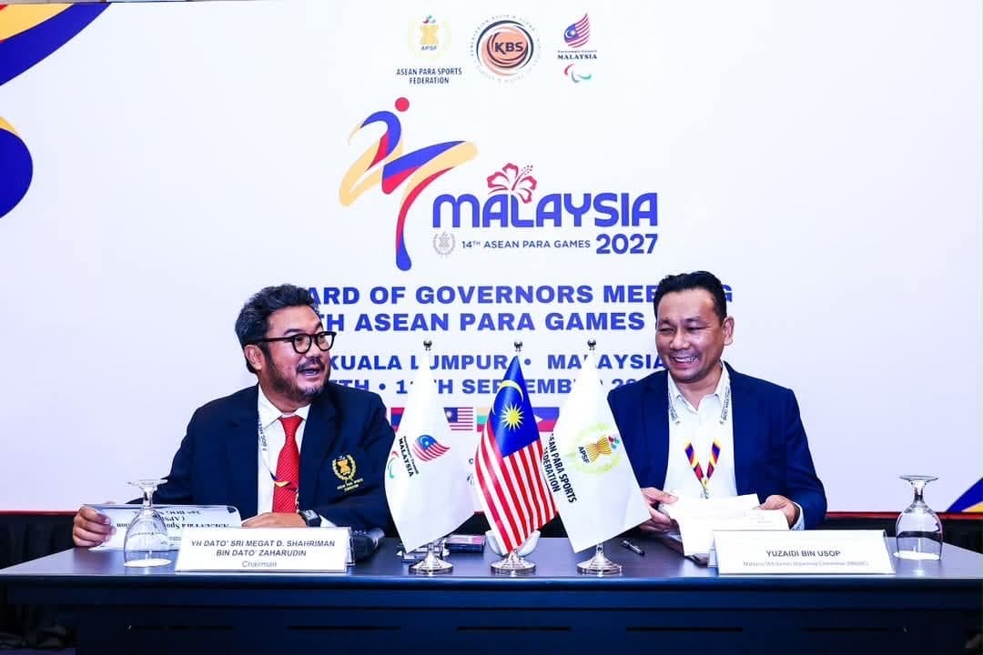 Dato’ Sri Megat D. Shahriman bin Dato Zaharudin, chairman, with Yuzaidi bin Usop of MASOC at the head table.