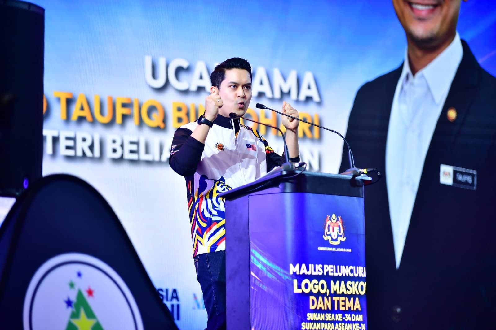 Youth and Sports Minister Dr Mohamed Taufiq Johari at the lectern.
