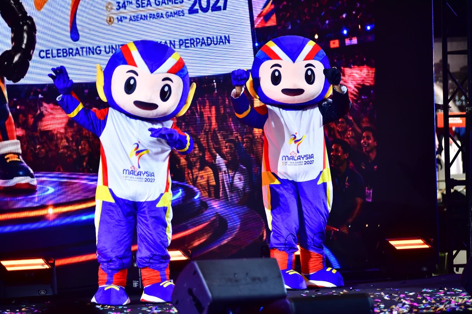 The two TUAH mascots on stage.